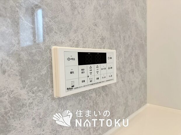【給湯器リモコン】温度調整機能はもちろん、見やすいボタン配置でお湯はり・追い炊きが簡単操作可能です。