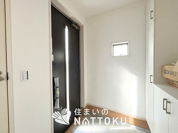 【現地写真(玄関)】玄関には、大型のシューズ収納を設置しています。