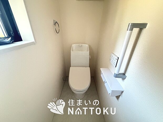 【トイレ】汚れてもサッとひと拭きでお手入れ簡単、エコ仕様の温水洗浄便座付きのトイレです。
バリアフリーにも配慮しています。
