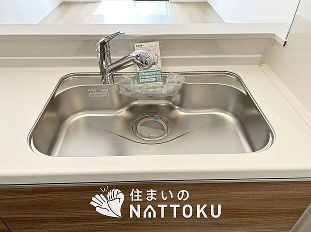 【浄水器内臓ハンドシャワー付シンク】広々とした凸型シンクに洗剤ポケットを標準装備。すっきり収納できます。
また、蛇口の先端に浄水器を内蔵しているため場所をとりません。