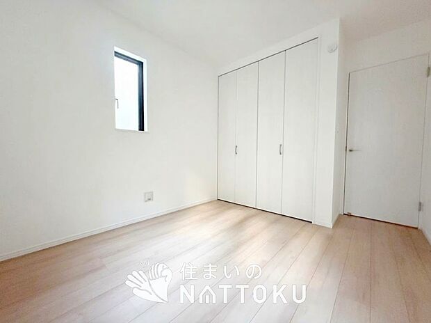 【現地写真(洋室)】木目の美しさを際立たせるシンプルデザインの建具を使用しています。