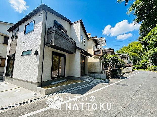 【現地写真(前道含む外観)】軽くて火災に強い屋根材を採用し、地震時の建物への負担や揺れを軽減しています。