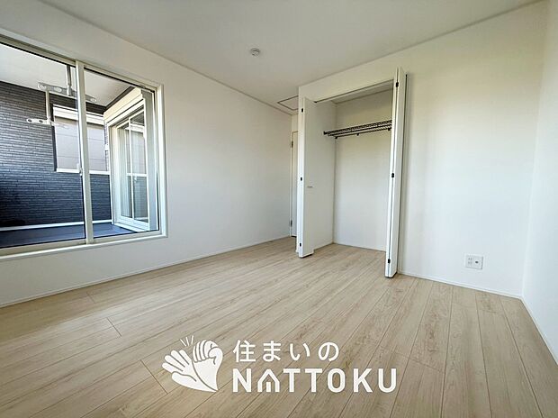 【現地写真(寝室)】木目の美しさを際立たせるシンプルデザインの建具を使用しています。