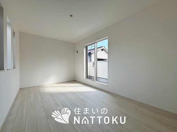 【現地写真(寝室)】木目の美しさを際立たせるシンプルデザインの建具を使用しています。