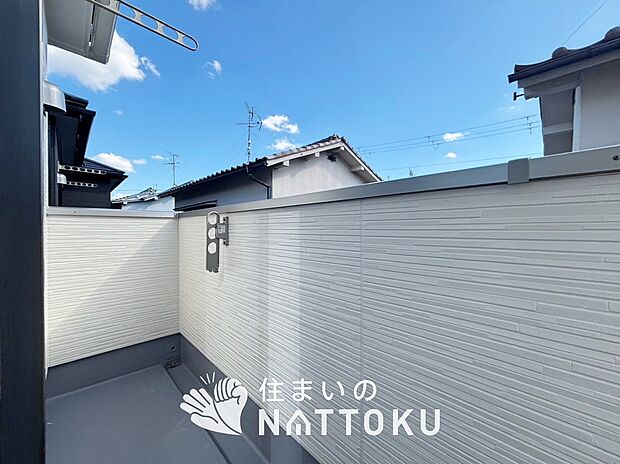 【バルコニー】奥行きが広く、洗濯物をゆったりと干せる十分な広さで、家族の洗濯も捗ります。