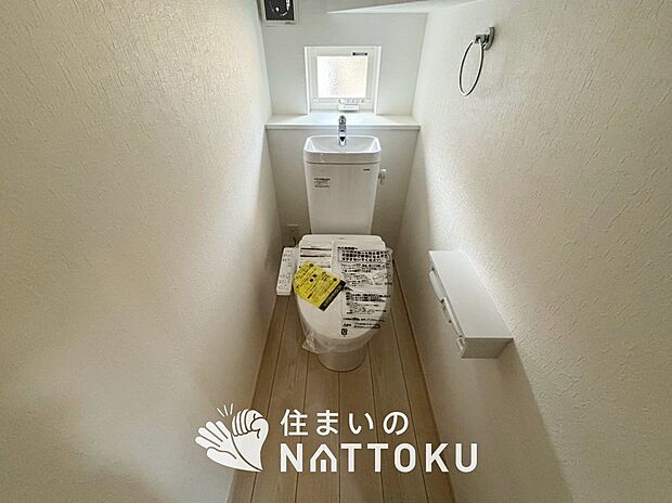 【トイレ】汚れてもサッとひと拭きでお手入れ簡単、エコ仕様の温水洗浄便座付きのトイレです。
バリアフリーにも配慮しています。