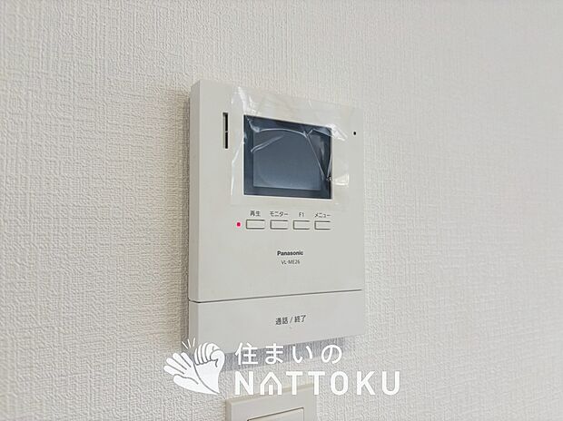 【TVモニター付インターホン】手放し通話ができ、送話表示灯で送話・受話状態が確認できます。
映像と音声で玄関先の様子をチェックできるモニター機能や、夜間の訪問者の顔も確認できるLEDライトを装備しています。