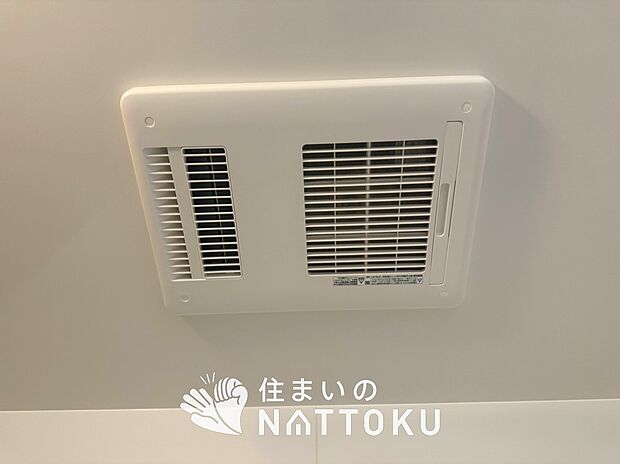 【浴室暖房換気乾燥機】入浴後の水滴や湿気を排出し、カビの発生や臭いを抑制します。
雨の日の洗濯物にも効果的です。
