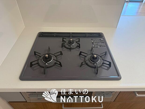 【ビルトインコンロ】フラットな構造で清掃性が高く、過熱防止センサー付３口タイプで日頃の家事も快適です。