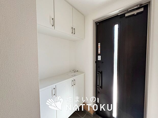 【現地写真(玄関)】玄関には、大型のシューズ収納を設置しています。