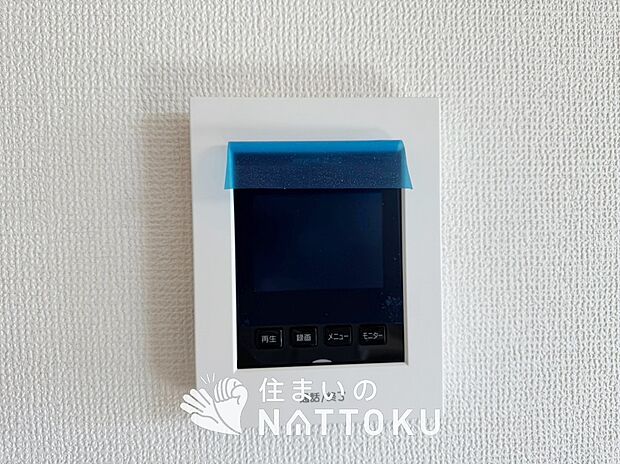 【TVモニター付インターホン】来訪者を画像と音声で確認できる、防犯性に優れた安心のシステム。
スッキリしたデザインで、誰でも簡単に操作できます。