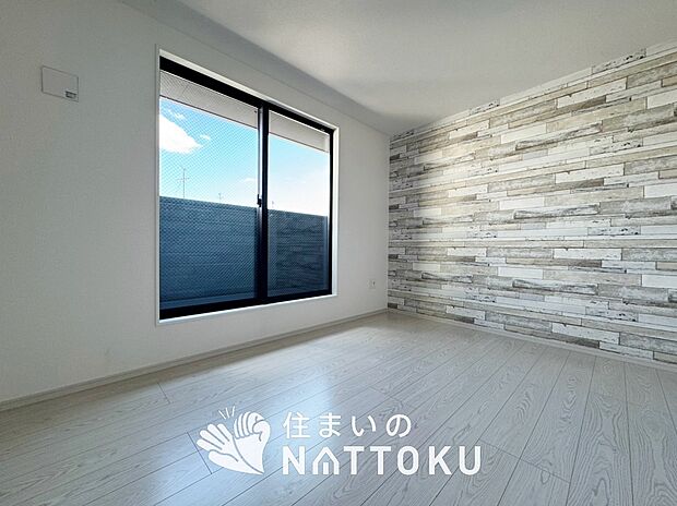 【現地写真(寝室)】木目の美しさを際立たせるシンプルデザインの建具を使用しています。