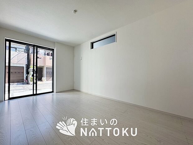 【現地写真(洋室)】木目の美しさを際立たせるシンプルデザインの建具を使用しています。