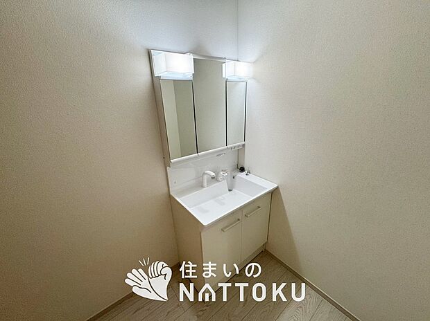 【洗面台・洗面所】鏡の両サイドは、必要なものを取出しやすく、大きな鏡面で朝の準備も快適。
使いやすいリフトアップ機能付きのシングルレバーシャワー水栓付です。