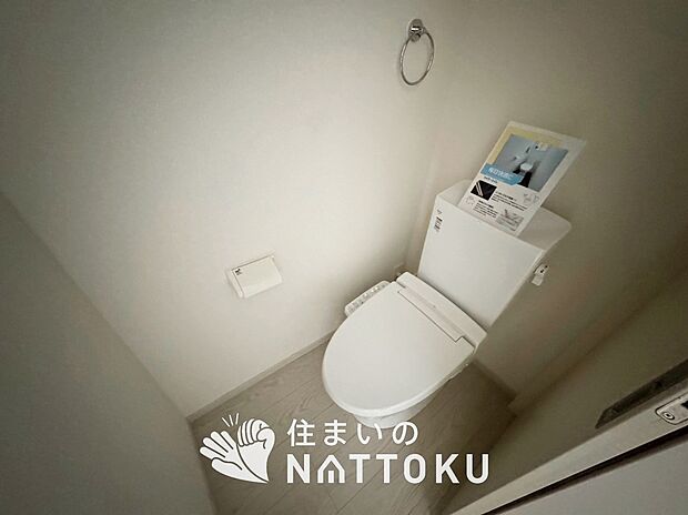 【トイレ】汚れてもサッとひと拭きでお手入れ簡単、エコ仕様の温水洗浄便座付きのトイレです。
バリアフリーにも配慮しています。