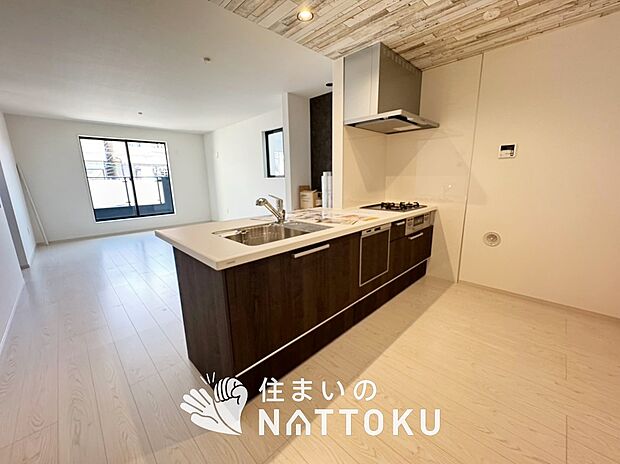 【現地写真(キッチン)】収納たっぷりのシステムキッチン、浄水器付水栓を標準装備しています。