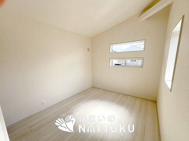 【現地写真(洋室)】木目の美しさを際立たせるシンプルデザインの建具を使用しています。