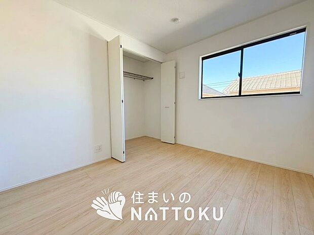 【現地写真（洋室）】木目の美しさを際立たせるシンプルデザインの建具を使用しています。