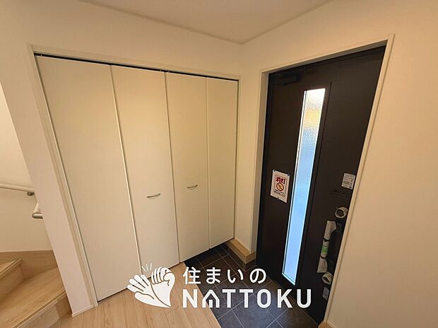 【現地写真（玄関）】玄関には、大型のシューズ収納を設置しています。