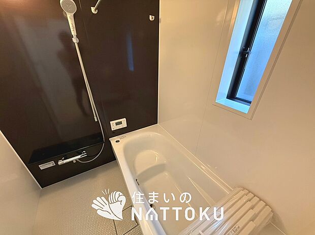 【現地写真（浴室）】浴室暖房乾燥機付き。１坪タイプで広々です。