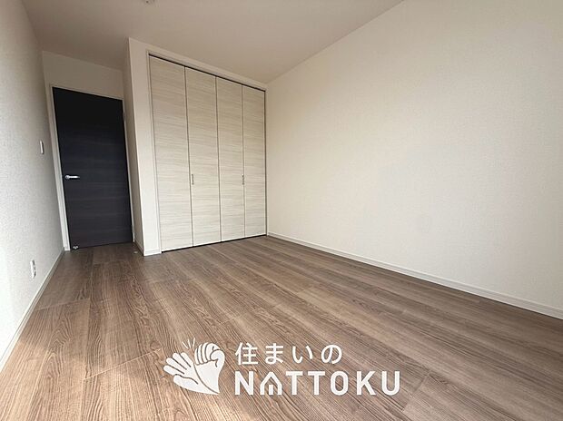 【現地写真(寝室)】木目の美しさを際立たせるシンプルデザインの建具を使用しています。
