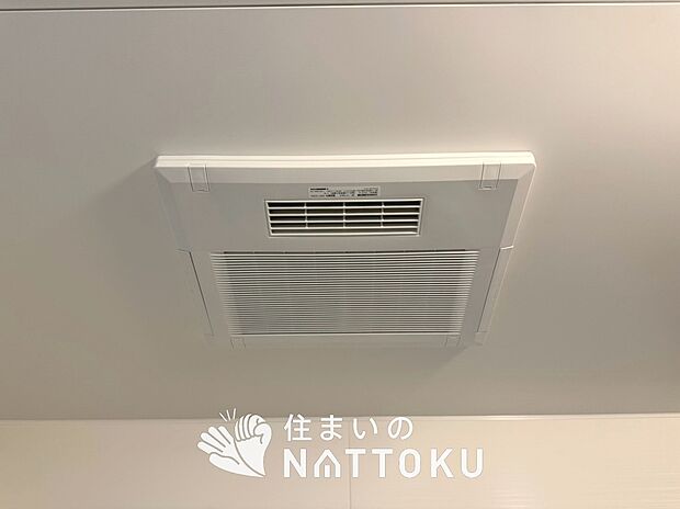【電気式浴室暖房換気乾燥機】寒い冬場はあたたかく、暑い夏場は扇風機のような心地よさです。
雨の日は、浴室が衣類乾燥スペースになります。