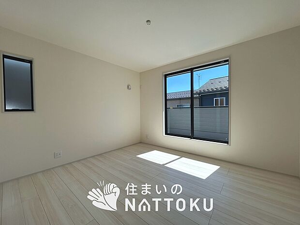 【現地写真(寝室)】木目の美しさを際立たせるシンプルデザインの建具を使用しています。