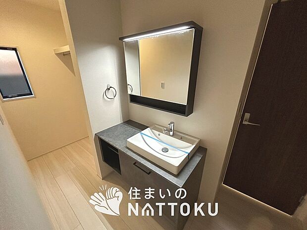 【洗面台・洗面所】鏡の両サイドは、必要なものを取出しやすく、大きな鏡面で朝の準備も快適。
使いやすいリフトアップ機能付きのシングルレバーシャワー水栓付です。