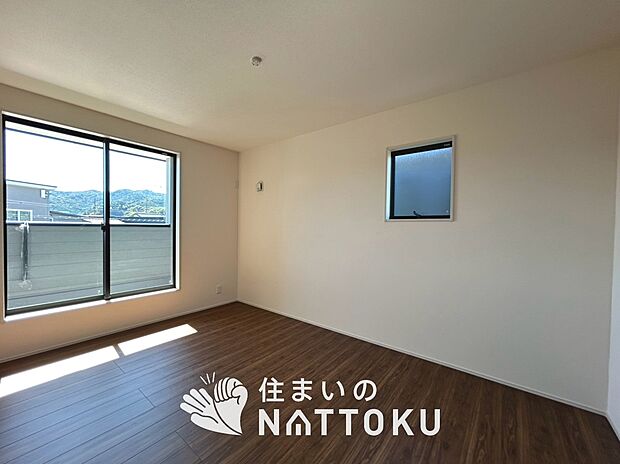 【現地写真(寝室)】木目の美しさを際立たせるシンプルデザインの建具を使用しています。