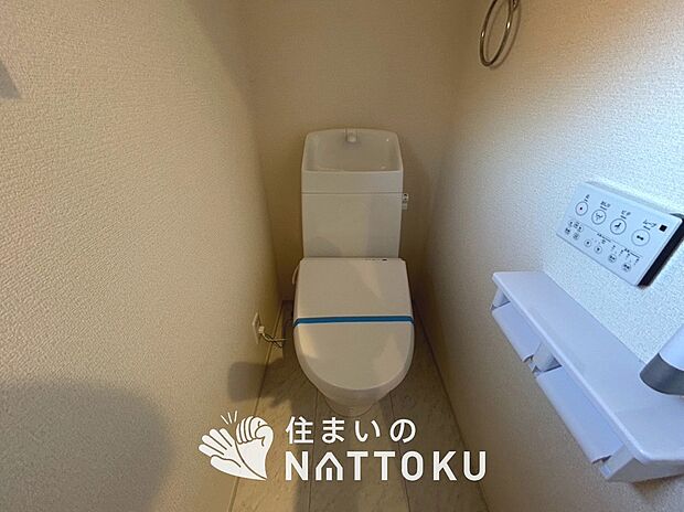 【トイレ】汚れてもサッとひと拭きでお手入れ簡単、エコ仕様の温水洗浄便座付きのトイレです。
バリアフリーにも配慮しています。