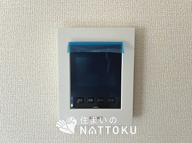 【TVモニター付インターホン】録画機能付きで、自動録画のほか、手動録画もできます。
受話、呼出音量の調整、明るさ調整が可能です。また、来訪者をズーム機能でズームアップして確認できます。