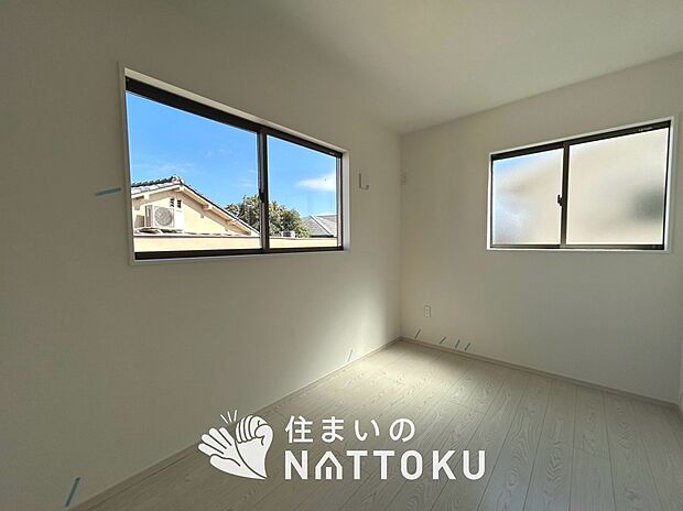 【現地写真(洋室)】木目の美しさを際立たせるシンプルデザインの建具を使用しています。