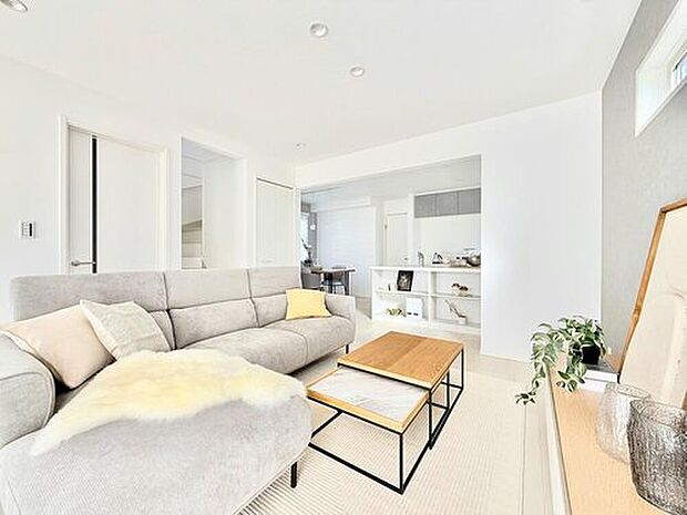 【現地モデルハウス1号棟　リビング】
リビングを中心にフロア全体が見渡しやすく、家族を身近に感じられる設計プランです。
※2025年12月撮影