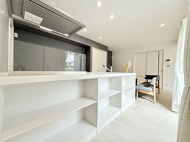 【平屋モデルハウス　キッチン】
一部の住戸に採用した「フラットキッチン」は、無駄のないデザインと調理スペースが広く、使い勝手の良さが魅力です。
※画像は販売済みモデルハウスです