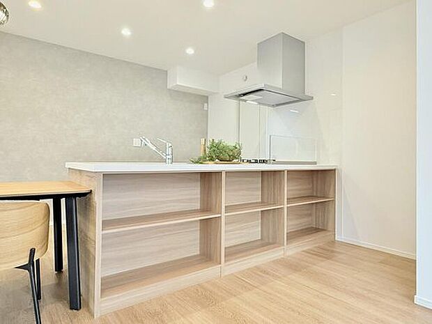 【2号棟　キッチン】
「フラットキッチン」は、無駄のないデザインと調理スペースが広く、使い勝手の良さが魅力です。