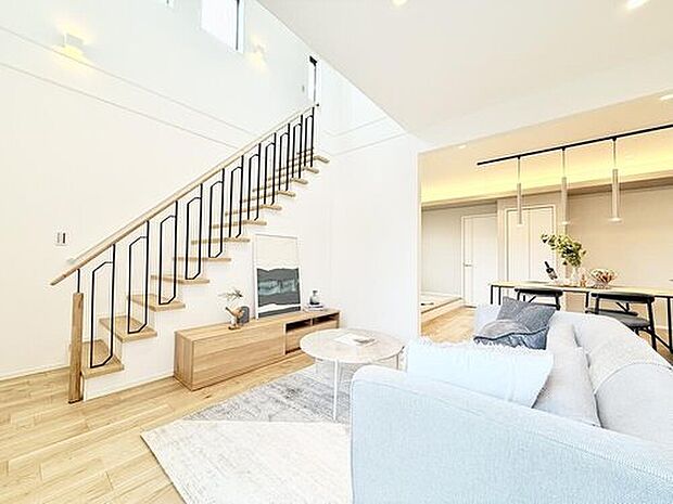 【現地モデルハウス5号棟　リビング】
LDKは全体が南側に面して、どの時間も明るい空間が演出されます。スムーズな生活動線も魅力です。