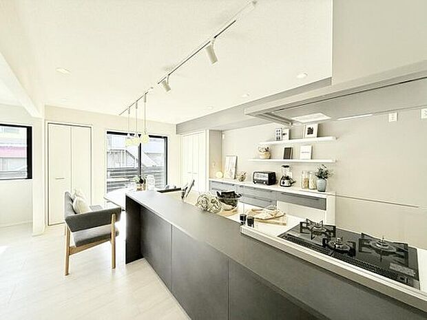 【現地モデルハウス　キッチン】
南西角地の陽あたり良好で明るいダイニングキッチンです。