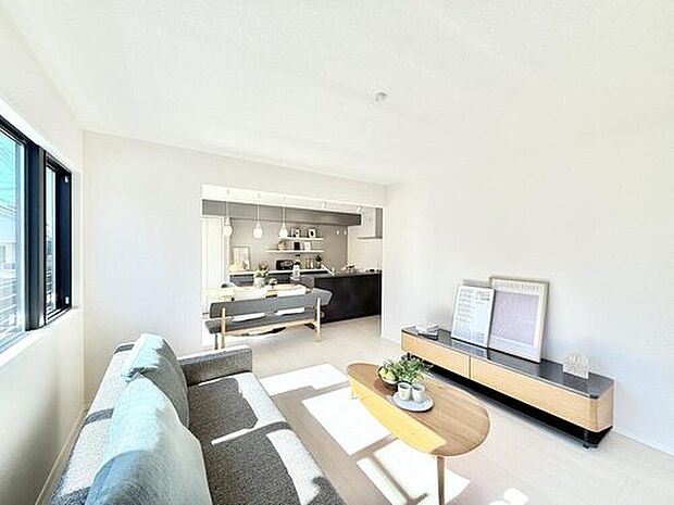 【現地モデルハウス　LDK】
家族みんなでくつろげるリビングには3～4名様掛けソファーもレイアウトできる広々空間です。