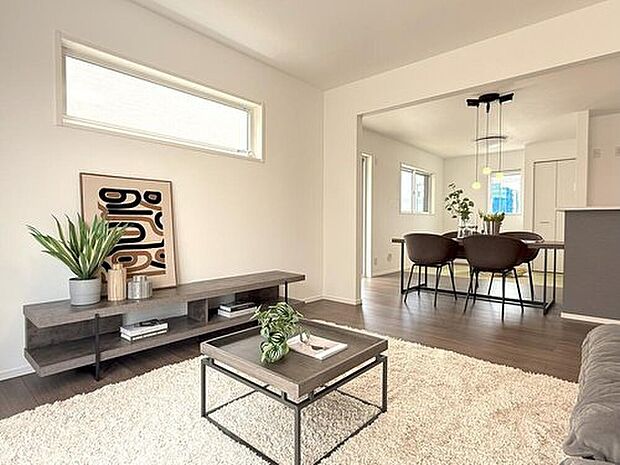 【モデルハウス　リビング】
自然な採光がたくさん入るよう、窓など開口部をたくさん設けて、明るい空間が演出されます。
※販売済みモデルハウス