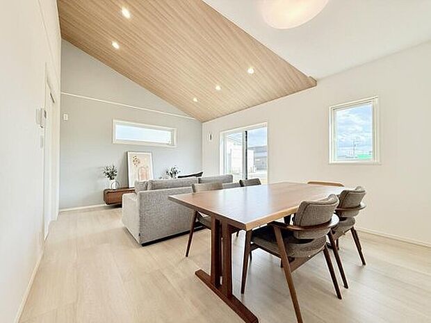 【モデルハウス3号棟　ダイニング】
ダイニングとリビングで会話が楽しめるプラン設計となります。