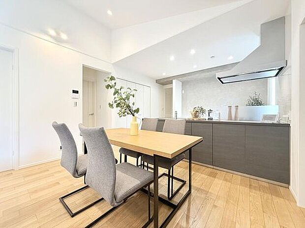 【当社施工モデルハウス　ダイニング】
家族と会話が楽しめるダイニングキッチン。
※画像は当社施工例のため実際とは異なります