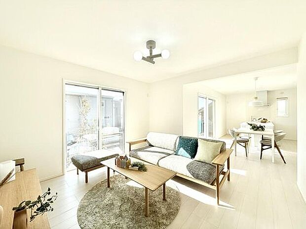 【現地モデルハウス1号棟 リビング】
自然な採光がたくさん入るよう、窓など開口部をたくさん設けて、明るい空間が演出されます。
※2026年1月撮影