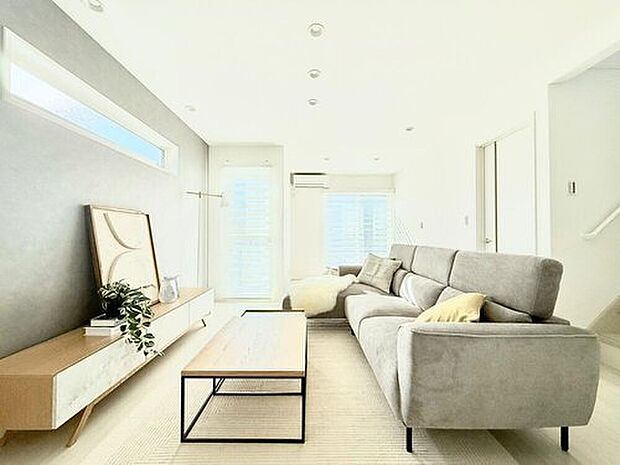 【【現地モデルハウス1号棟　リビング】】自然な採光がたくさん入るよう、窓など開口部をたくさん設けて、明るい空間が演出されます。
※2025年12月撮影