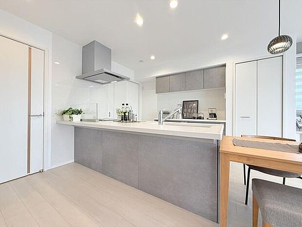 【【モデルハウス キッチン】】無駄のないデザインと調理スペースの広さが魅力なフラットキッチンです。