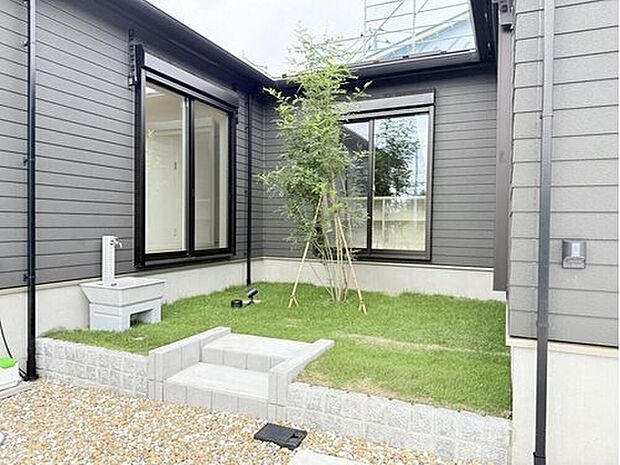 【【平屋モデルハウス　ガーデンコーナー】】「コの字」プランはプライベート感の高い中庭が特徴。
屋内外のつながりを楽しめる、開放的なプランです。
※画像は販売済みモデルハウスです