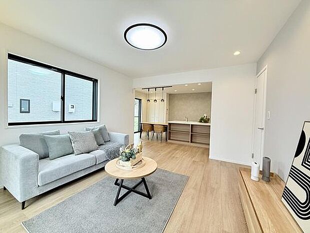 【【2号棟　リビング】】LDK全体で一体感が生み出されており、どこに居ても家族を身近に感じられます。