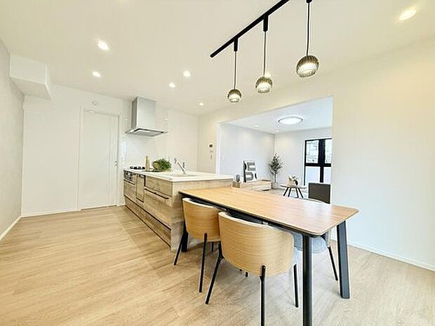 【【2号棟　ダイニング】】リビングからダイニングキッチンまで一体感あるプランを採用することで、家族の会話が弾みやすい空間を提供します。