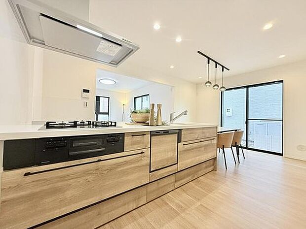 【【2号棟　キッチン】】ダイニングとキッチンを隣に配置したプランなので、食事をしながら会話が楽しめる新生活が実現します。