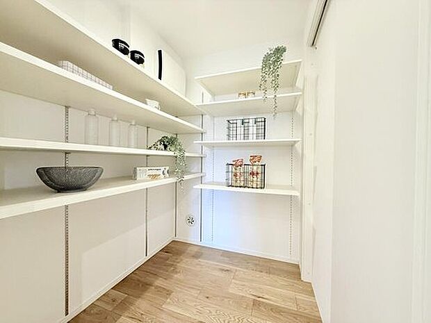 【【現地モデルハウス5号棟　キッチン】】キッチン直通のパントリーは大容量の収納空間です。玄関ホールとも直通なので、スムーズな生活動線となります。