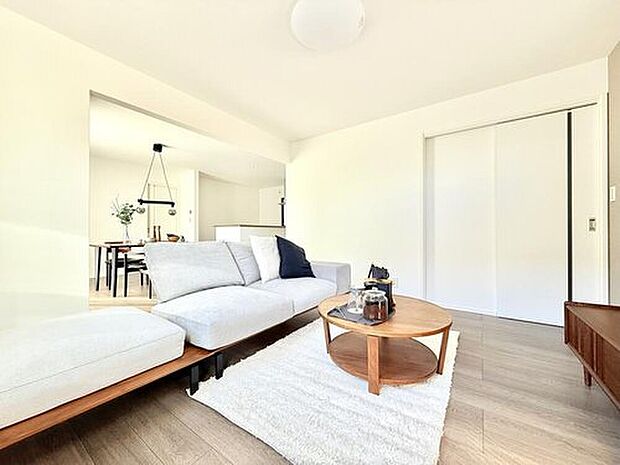 【【モデルハウス1号棟　リビング】】自然な採光がたくさん入るよう、窓など開口部をたくさん設けて、明るい空間が演出されます。
※2025年11月撮影